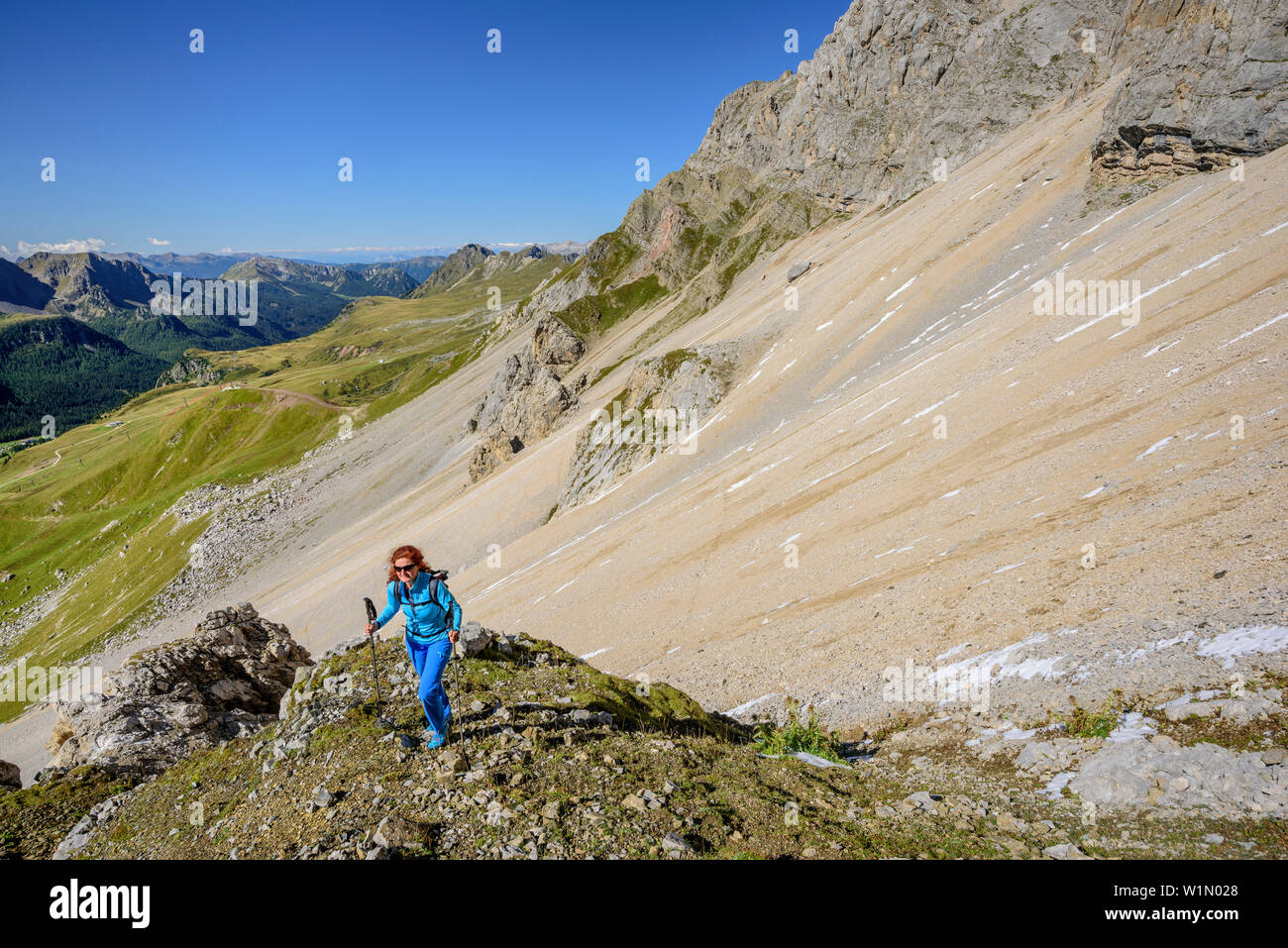 Mujer caminata ascendiendo hacia la cima dell'Uomo, Cima dell'Uomo, Marmolada, dolomitas, Patrimonio Mundial de la UNESCO, dolomitas, Trentino, Italia Foto de stock