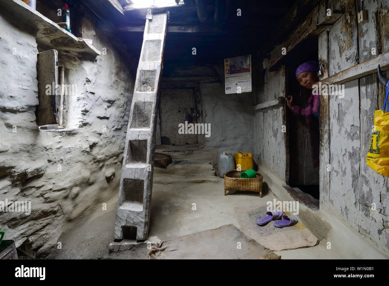 Entrada a una casa típica tibetana en nar, en la nar Phu Trek, Nepal, Himalaya, Asia Foto de stock