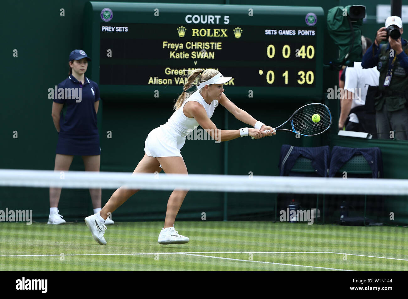 Londres, Reino Unido. Wimbledon, el 03 de julio de 2019, el All England Lawn Tennis y Croquet Club, Wimbledon, Inglaterra, Torneo de Tenis de Wimbledon, el día 3; Katie swan devuelve el crédito de servicio: Además de los deportes de acción Images/Alamy Live News Foto de stock