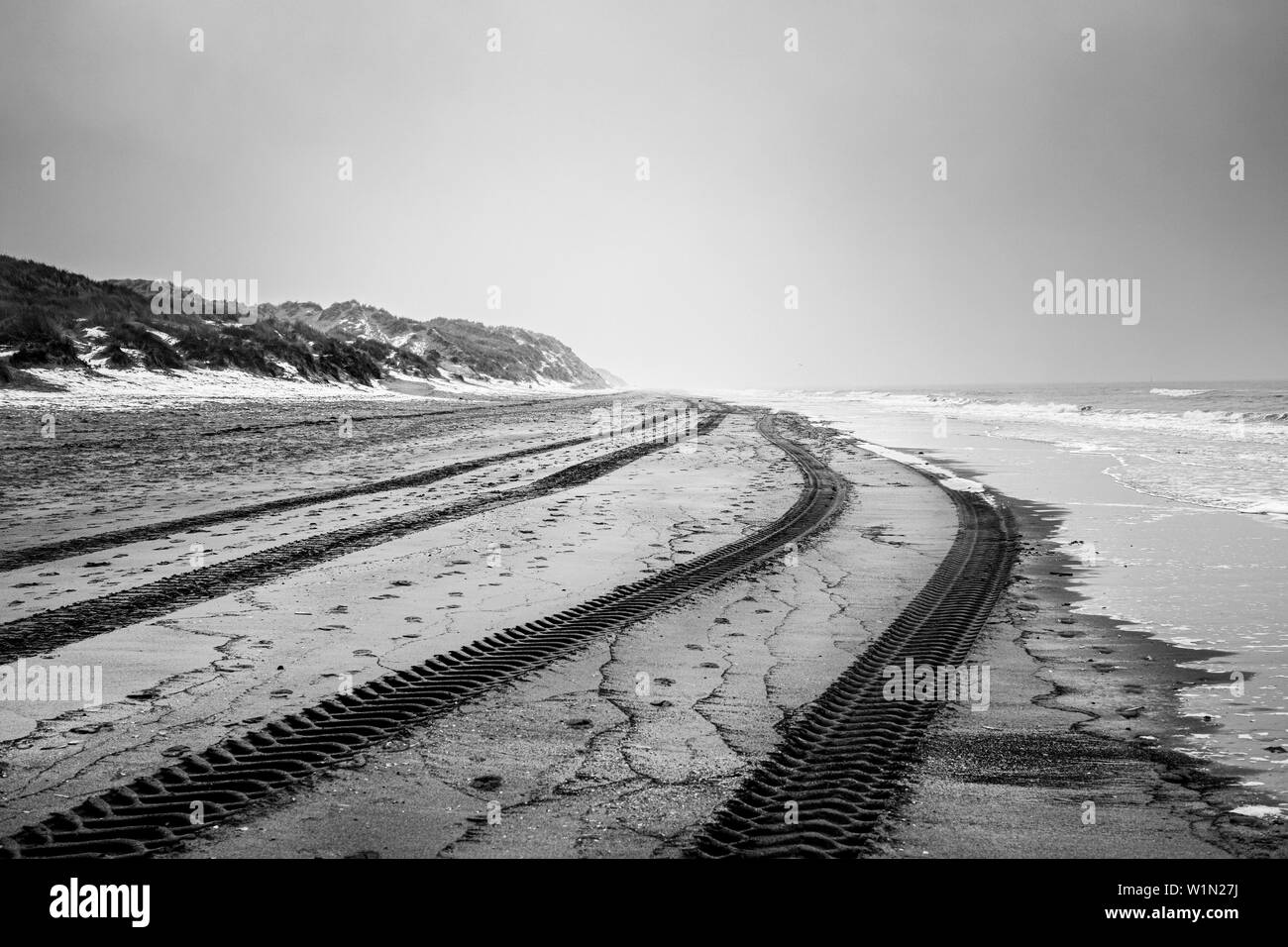 Oostduinkerke, Bélgica - 25 de enero de 2019: las huellas de los neumáticos en la playa Foto de stock