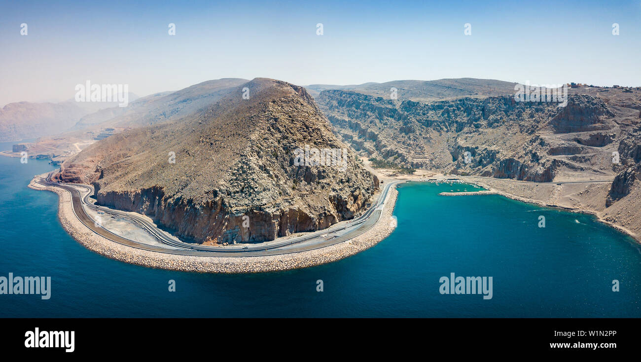 La autopista costera y fiordos de Musandam en Omán vista aérea Foto de stock
