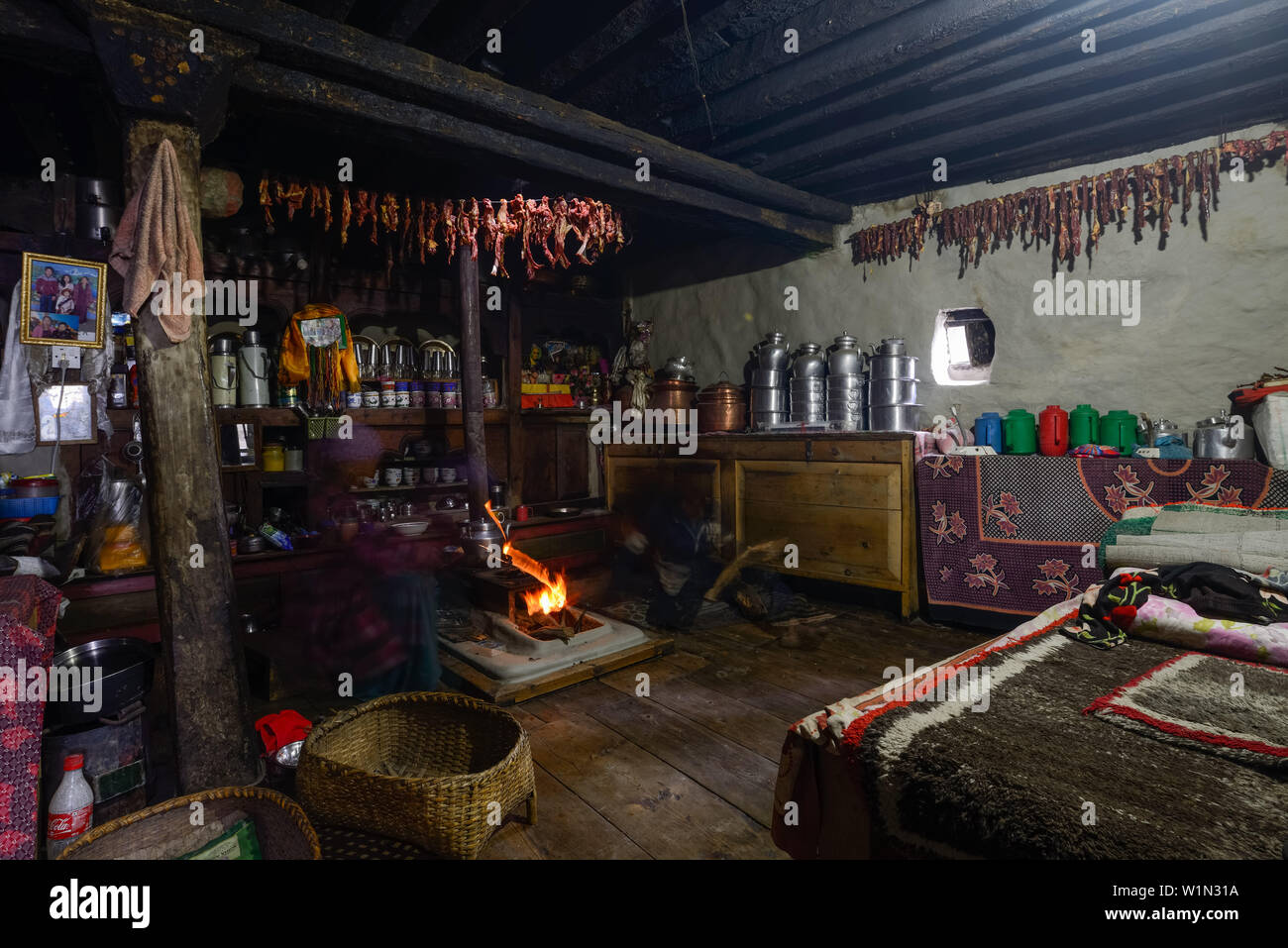La cocina y el salón de una casa típica tibetana en nar, en la nar Phu Trek, Nepal, Himalaya, Asia Foto de stock