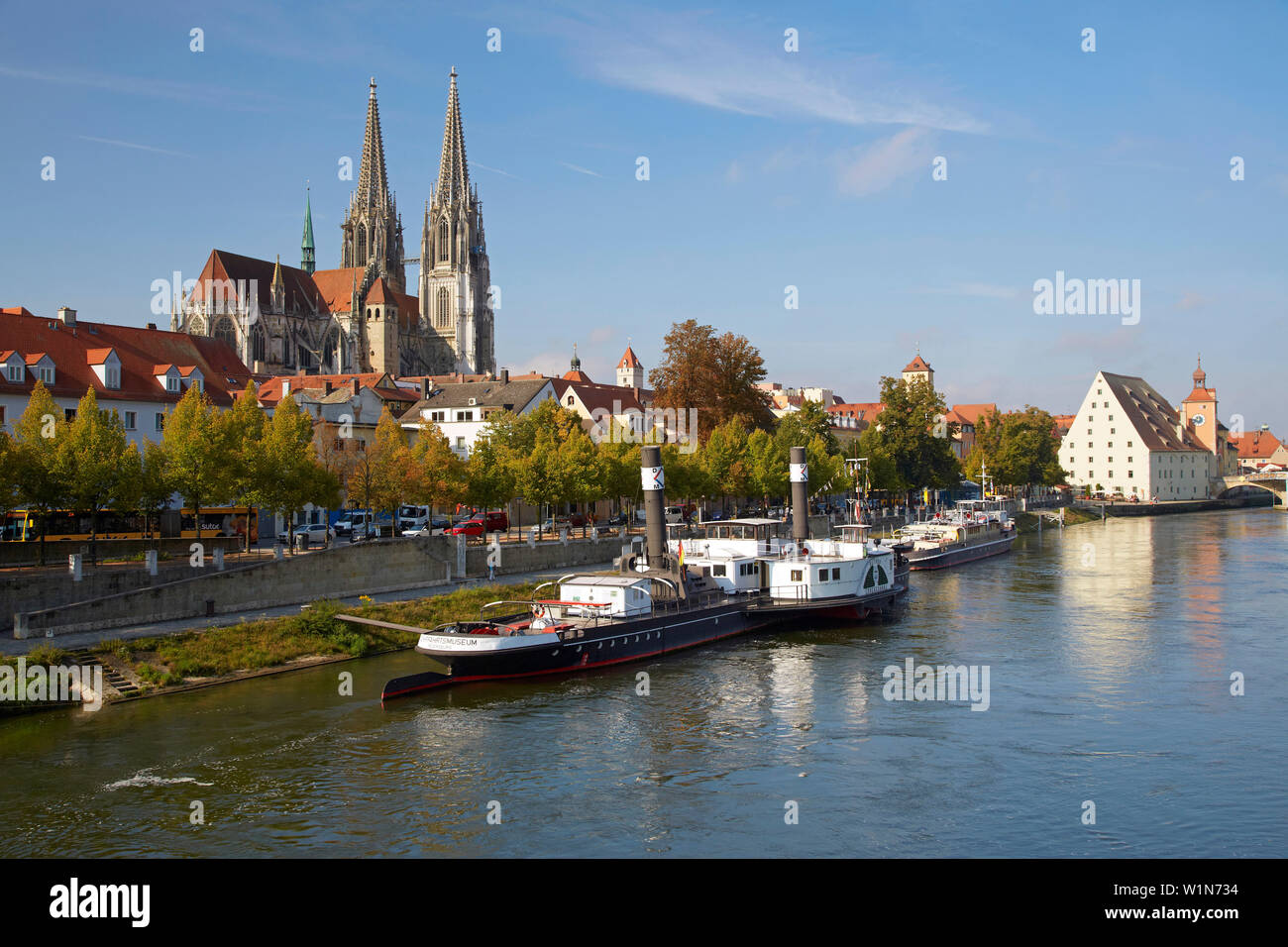 Catedral y Salzstadel , el río Danubio , Ratisbona, Baviera, Alemania, Europa Foto de stock