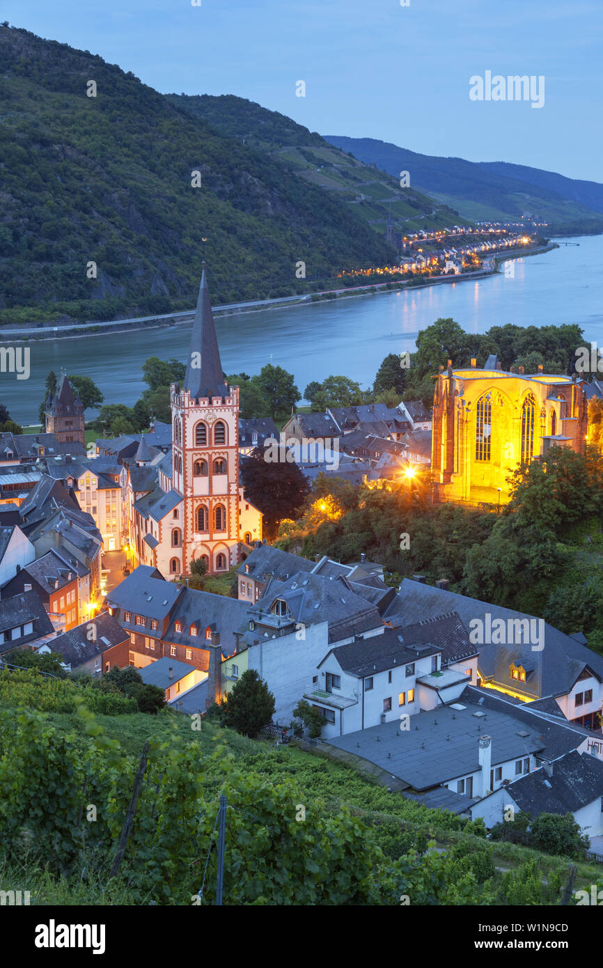 Vistas a la ciudad antigua de Bacharach por el Rin, el Alto Valle del Rin Medio, Rheinland-Palatinate, Alemania, Europa Foto de stock