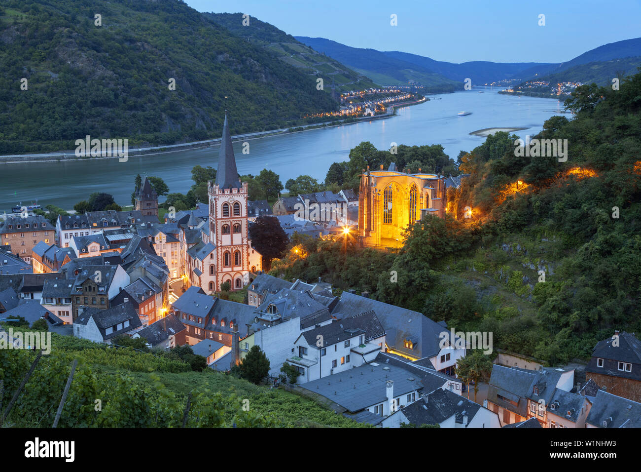 Vistas a la ciudad antigua de Bacharach por el Rin, el Alto Valle del Rin Medio, Rheinland-Palatinate, Alemania, Europa Foto de stock