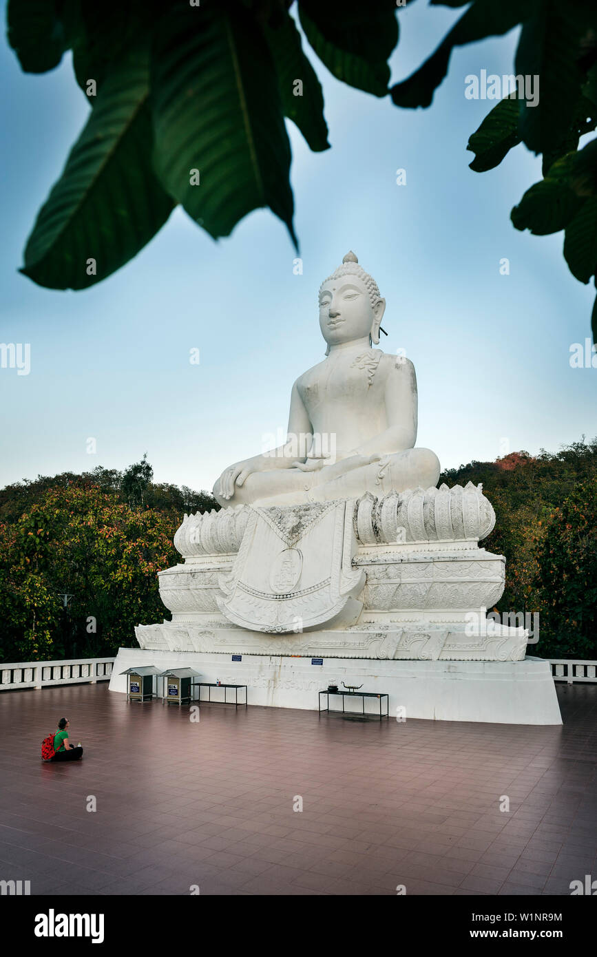 Turista sentado delante de un gigante blanco figura de Buda, el templo Wat Mae Yen, Pai, Tailandia, el sudeste de Asia Foto de stock