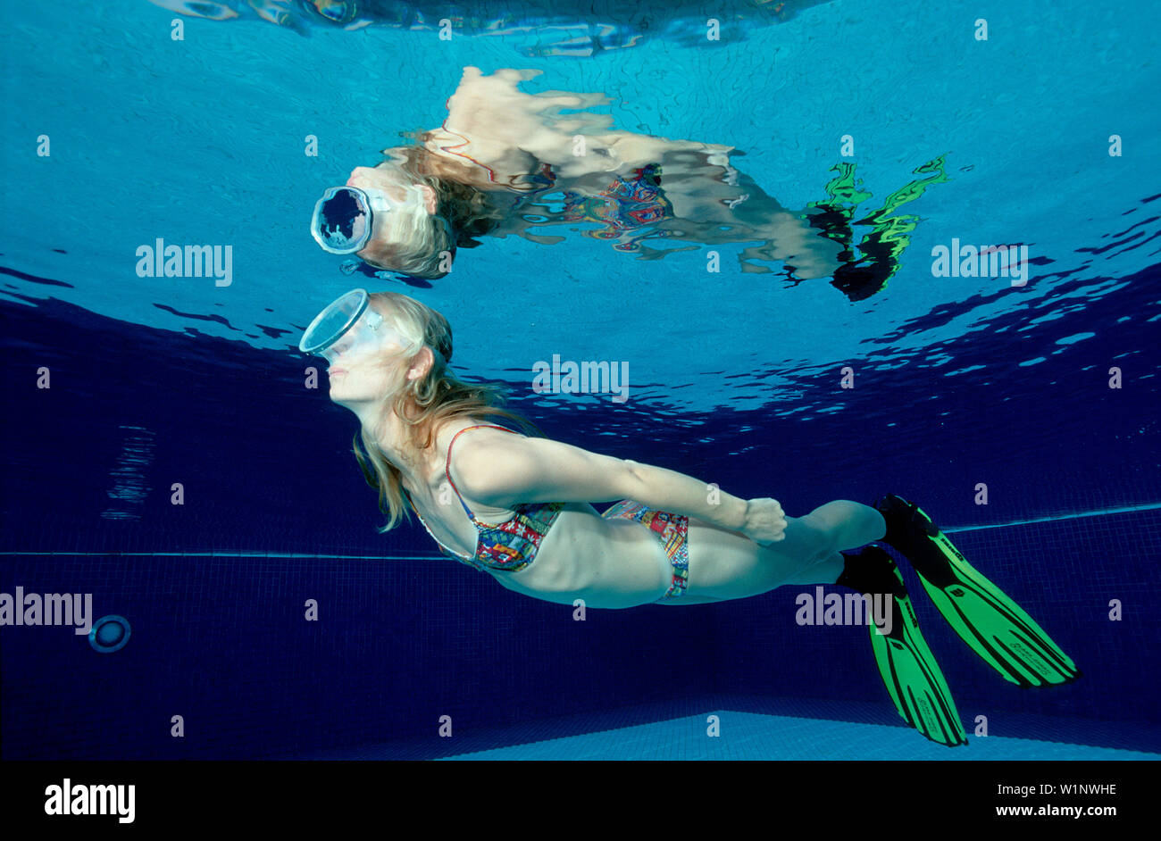 Frau im taucht Schwimmbecken, Mujer nadar en nadar, Mujer nadar en piscina Foto de stock