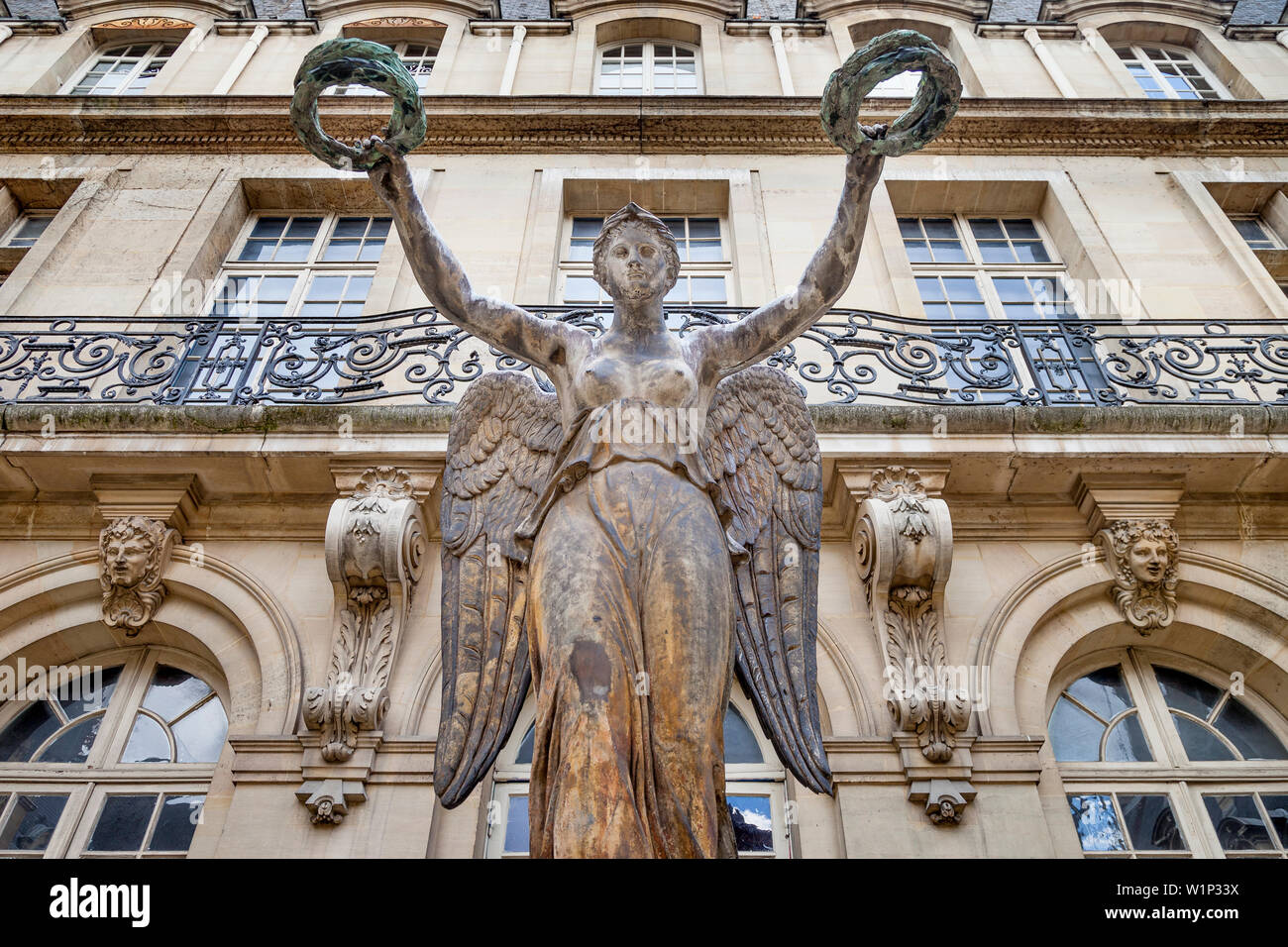 Louis Boizot Simon's 'Victoria' Escultura en el jardín del Musée Carnavalet - ahora el Museo de la historia de Francia, Marais, París Francia Foto de stock