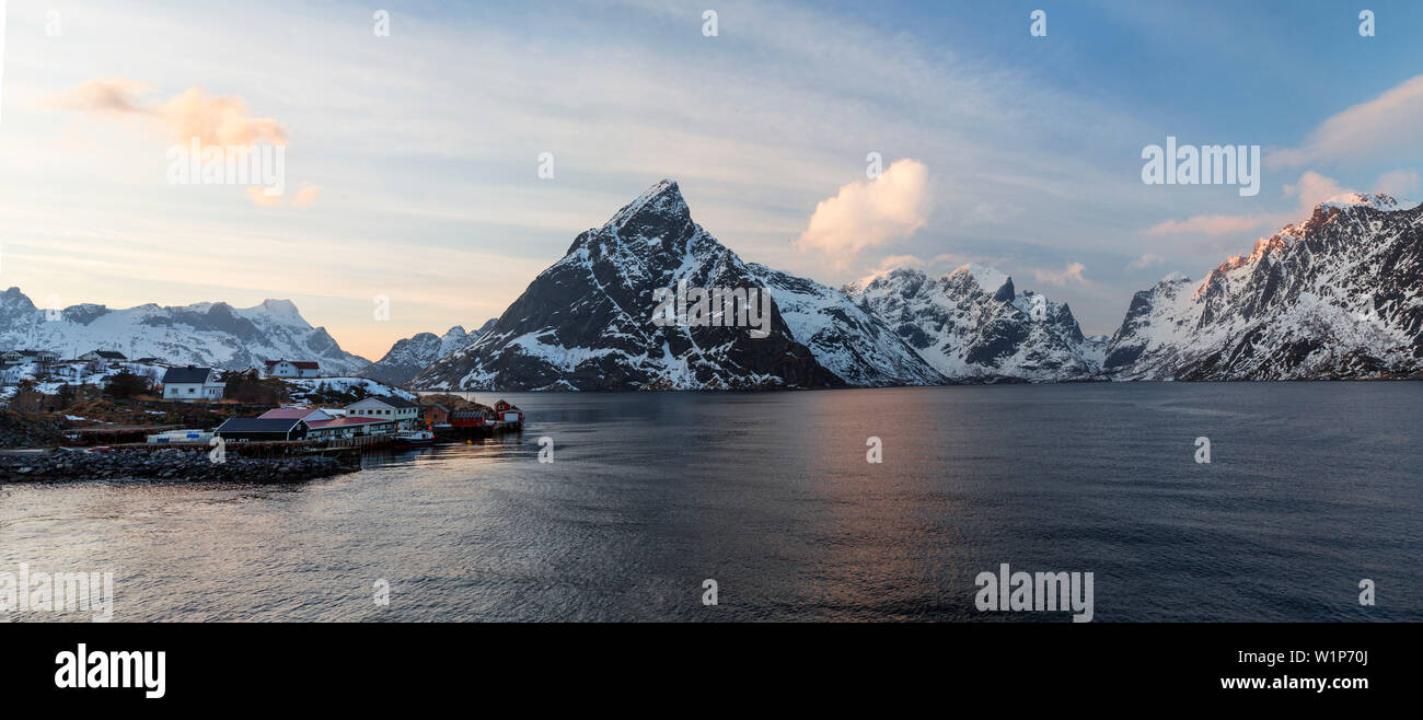 Reine pueblo con paisaje montañoso en Kjerkfjorden, Moskenesoya, Islas Lofoten, Noruega Skandinavia, Europa Foto de stock