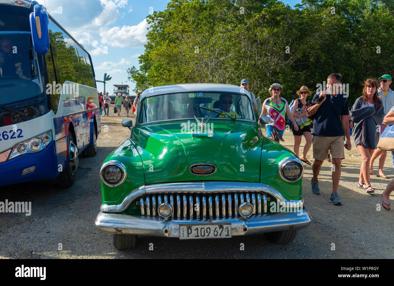 Los turistas y los turistas que llegan a Palma Rubia tras un viaje en ferry desde Cayo Levisa, Pinar del Río, Cuba, El Caribe Foto de stock