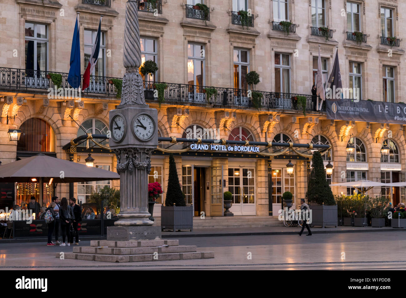 Vista exterior del Intercontinental Grand Hotel de Bordeaux al atardecer Foto de stock