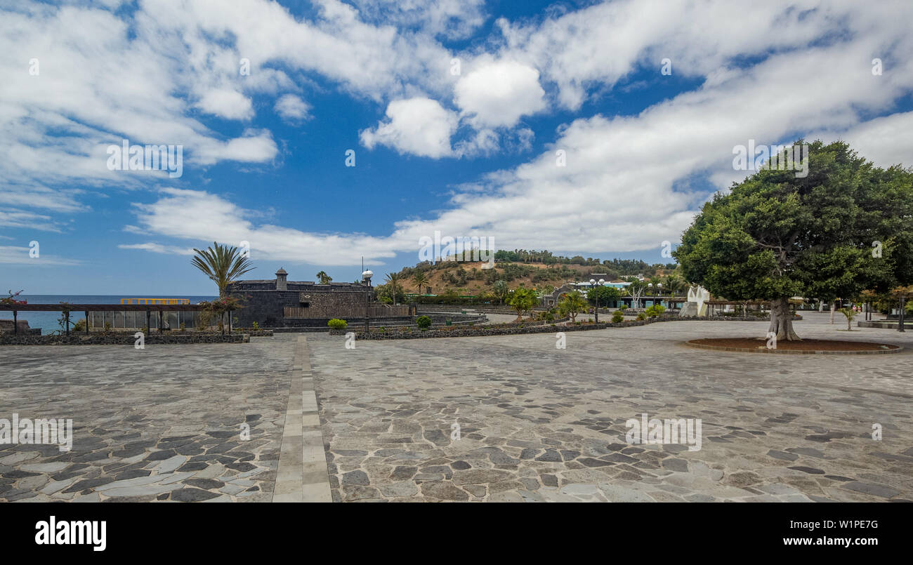 Castillo de San Juan Bautista, también llamado Castillo Negro. Día soleado con el cielo azul brillante y esponjosas nubes. Amplio ángulo de disparo. Santa Cruz de Tenerife, Canary ISL Foto de stock