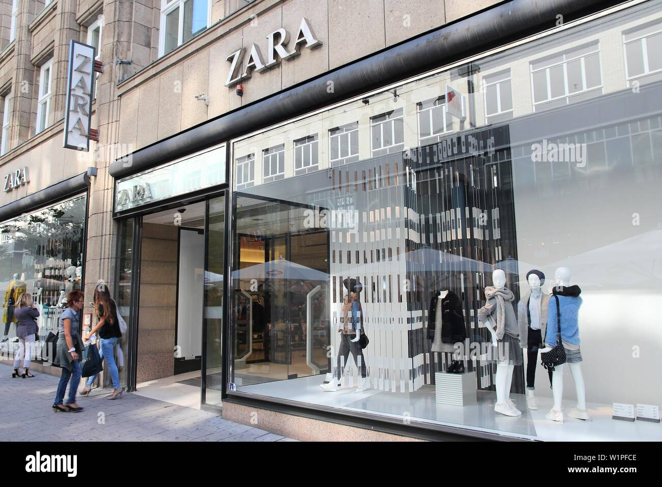 Hamburgo, Alemania - Agosto 28, 2014: la tienda de moda Zara en Hamburgo.  Zara es la marca principal del grupo Inditex, el comercio minorista de ropa  más grande del mundo Fotografía de stock - Alamy