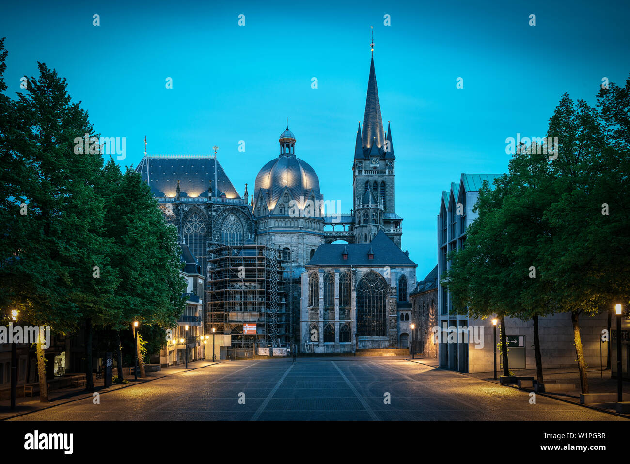Patrimonio Mundial de la UNESCO la catedral de Aquisgrán al amanecer, Aquisgrán, Renania del Norte-Westfalia, Alemania Foto de stock