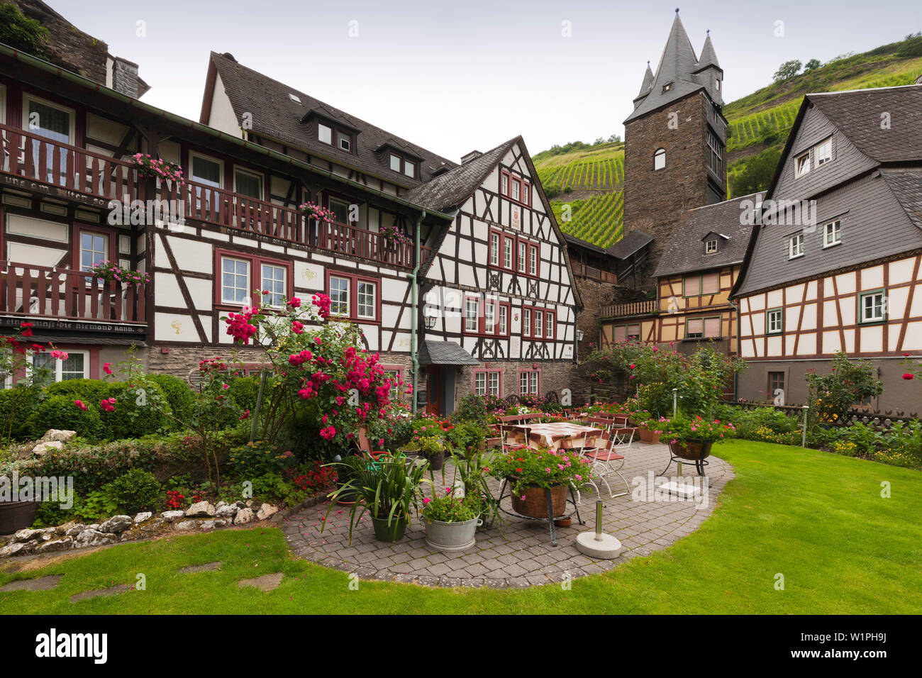 Guesthouse Im Malerwinkel, Steeger Gate en el fondo, Bacharach, Rin, Renania-Palatinado, Alemania Foto de stock