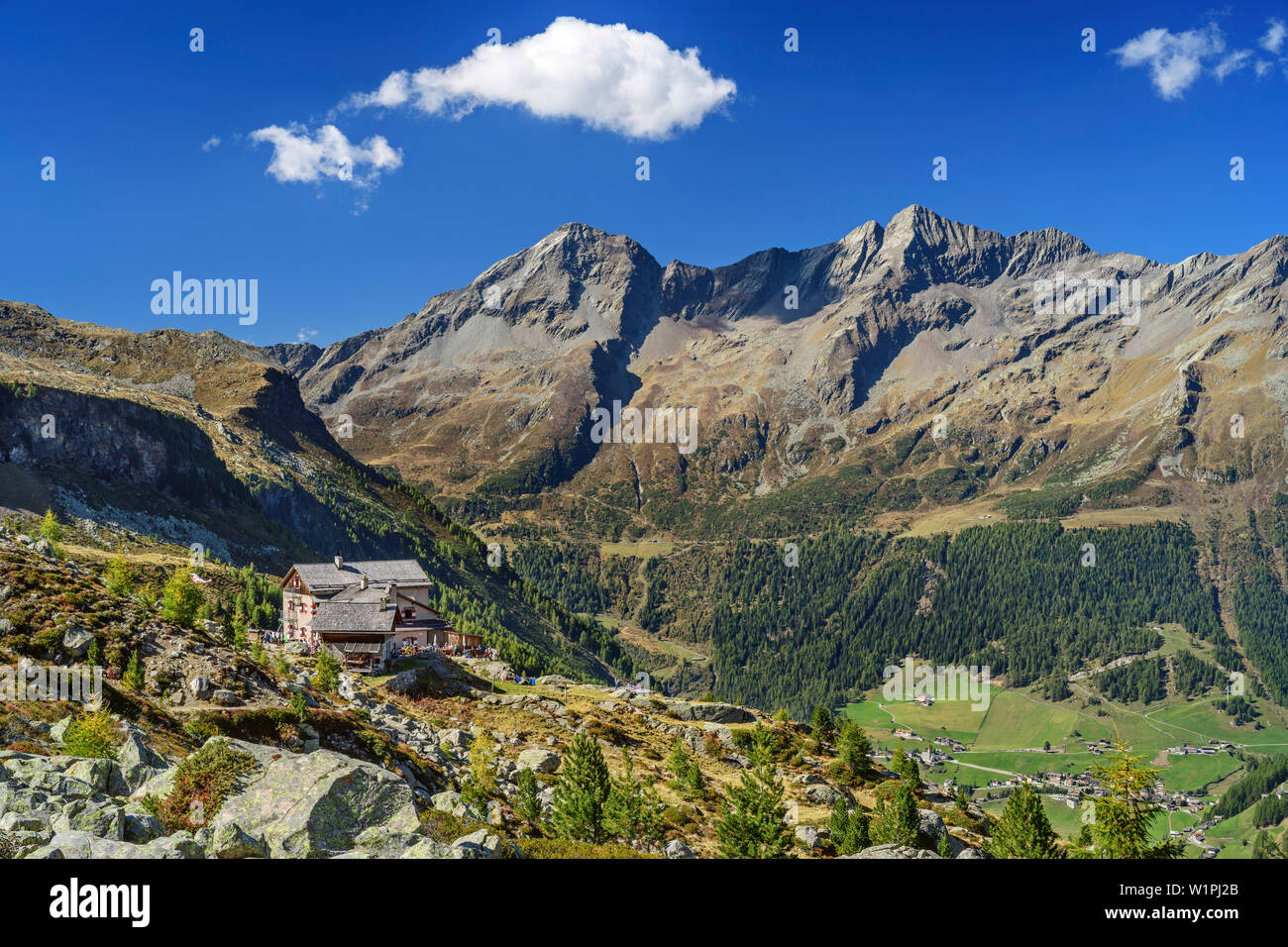 Cabaña Kasseler Huette con burdos Durreck Moosstock y en segundo plano, hut Kasseler Huette, valle de Rieserferner Reinbachtal, grupo, Tirol del Sur, Ita Foto de stock