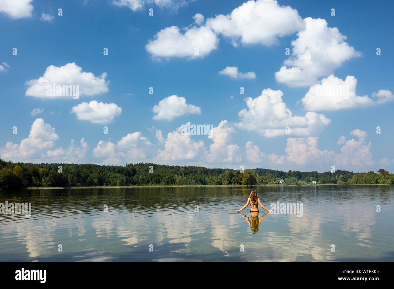 Mujer joven en el lago Ostersee bathin, Alta Baviera, Alemania, Europa Foto de stock