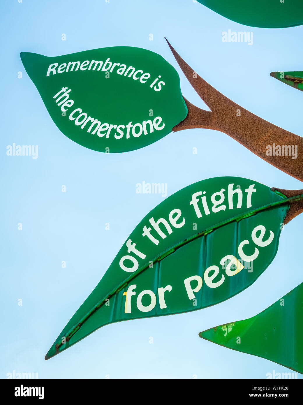 Detalle del árbol de la paz en la segunda guerra mundial memorial del Día-D en Utah Beach con una cita acerca de la paz y recuerdo, en Normandía, Francia. Foto de stock
