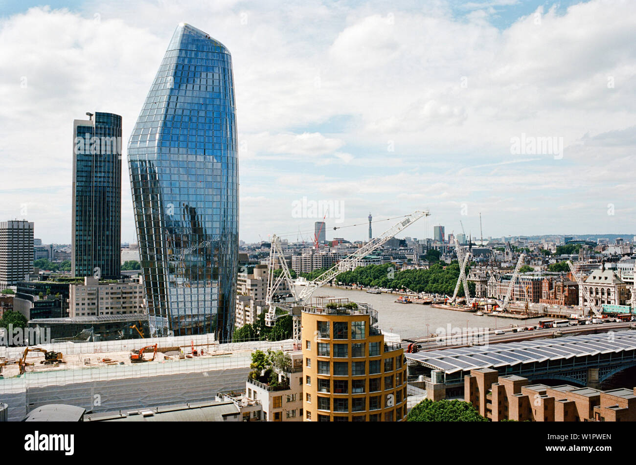 Vista de pájaro del London UK mirando al occidente desde la Tate Modern, con el puente de Blackfriars y Blackfriars, un nuevo edificio de apartamentos Foto de stock