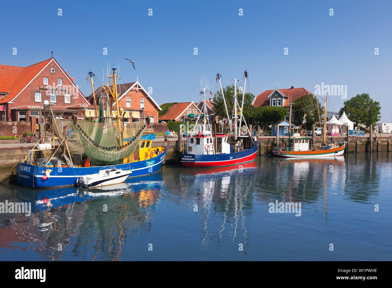 Cortador de pesca en el puerto, Neuharlingersiel, Frisia Oriental, Baja Sajonia, Alemania Foto de stock