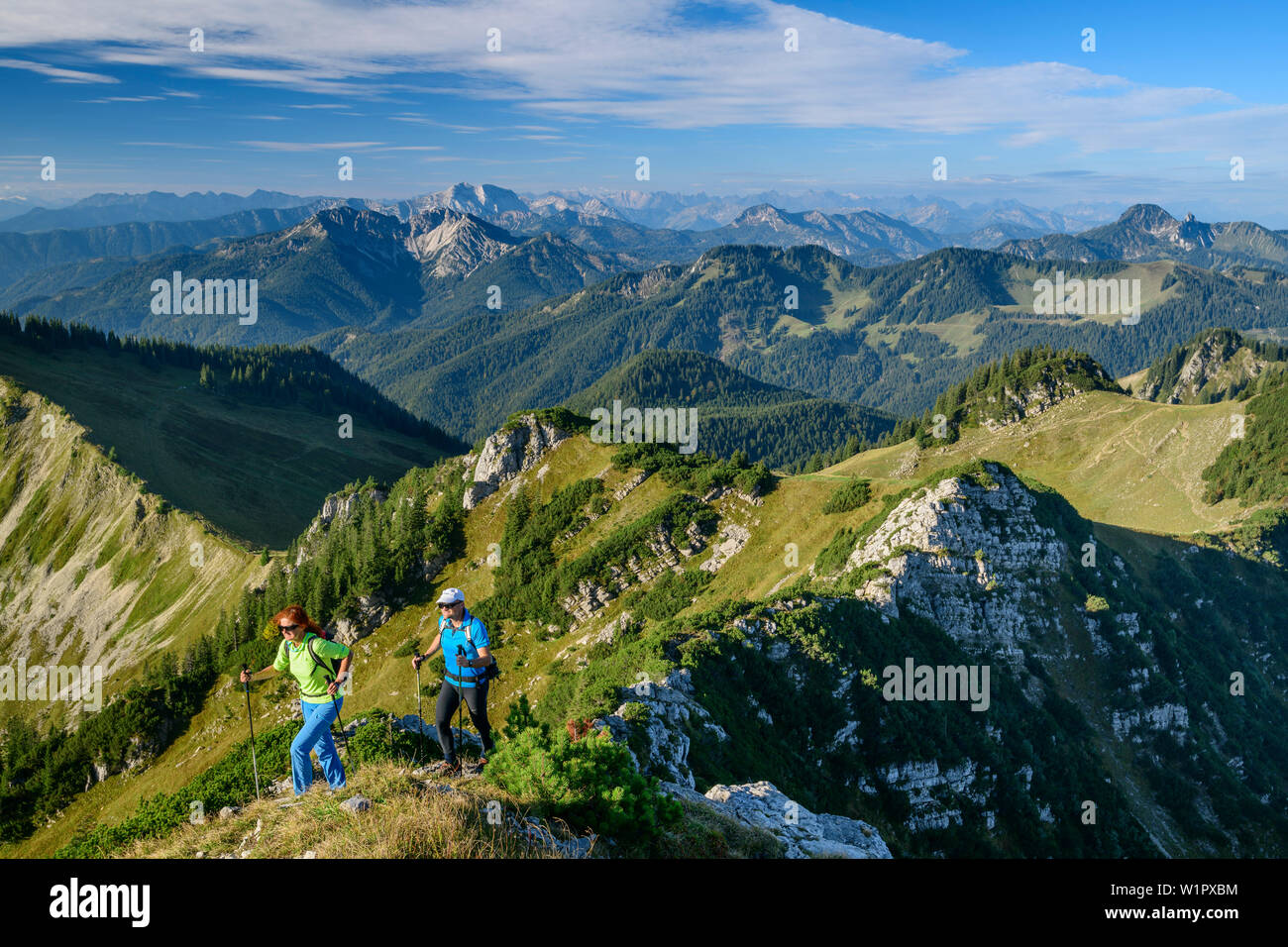 Un hombre y una mujer y caminando, ascendiendo al Aiplspitze Mangfall Aiplspitze, las montañas, los Alpes bávaros, Alta Baviera, Baviera, Alemania Foto de stock