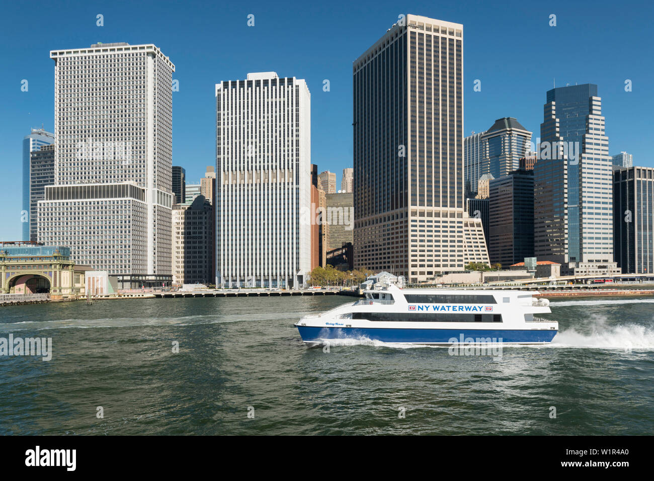 Ny Waterway Ferry, el horizonte de Manhattan desde el East River, New York City, New York, EE.UU. Foto de stock