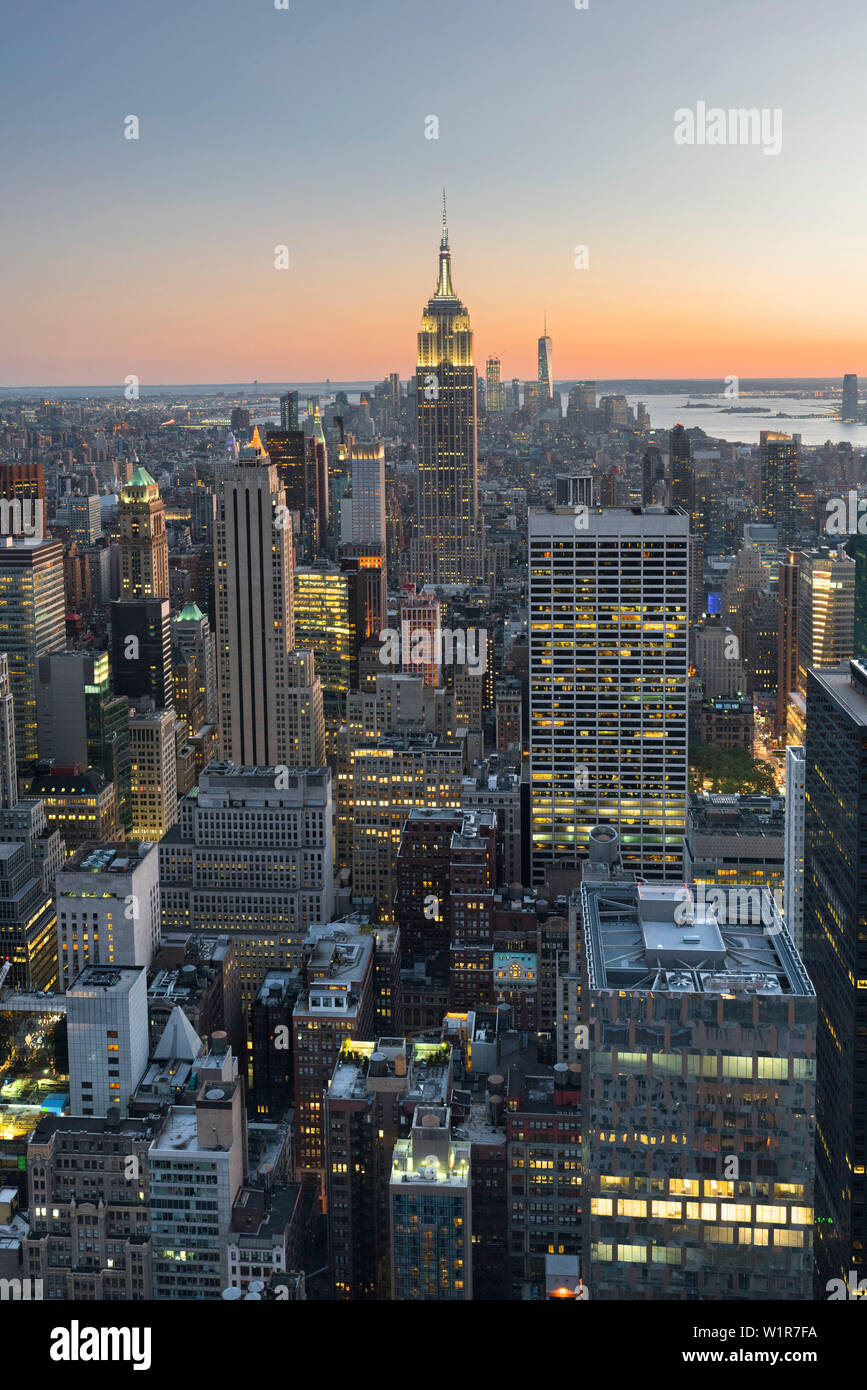 Vista desde la cima de la roca, el Empire State Building, el Rockefeller Center, Manhattan, Ciudad de Nueva York, Nueva York, EE.UU. Foto de stock