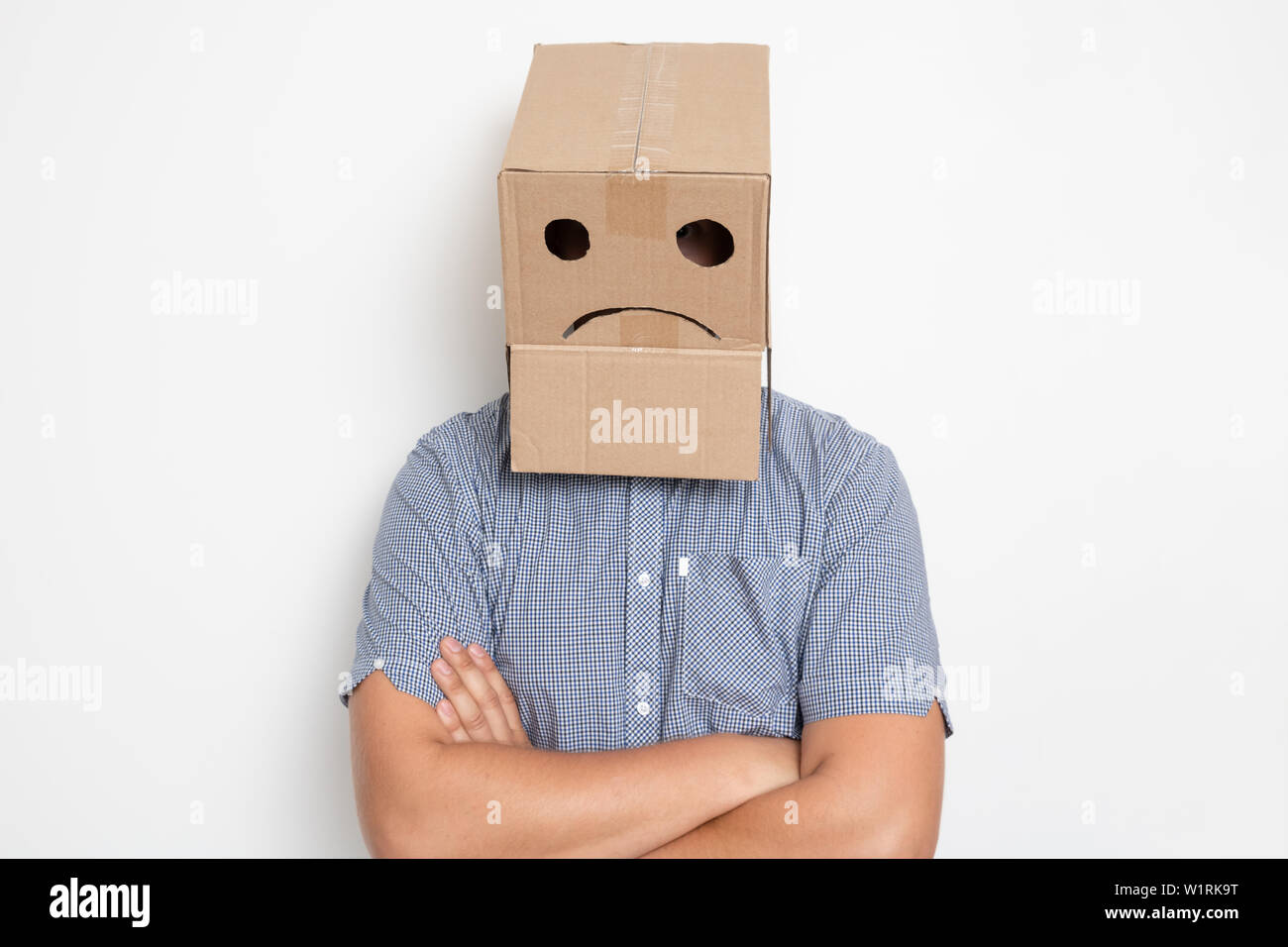 Descripción: Un hombre con una caja de cartón en la cabeza, un smiley  triste Fotografía de stock - Alamy