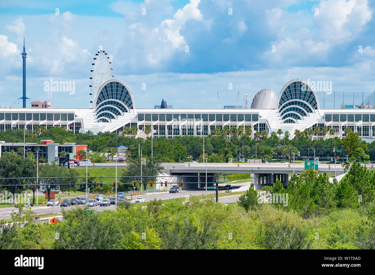 Orlando, Florida. Julio 01, 2019 . Vista panorámica del Centro de Convenciones de Orlando, Sky Flyer y la rueda grande Foto de stock