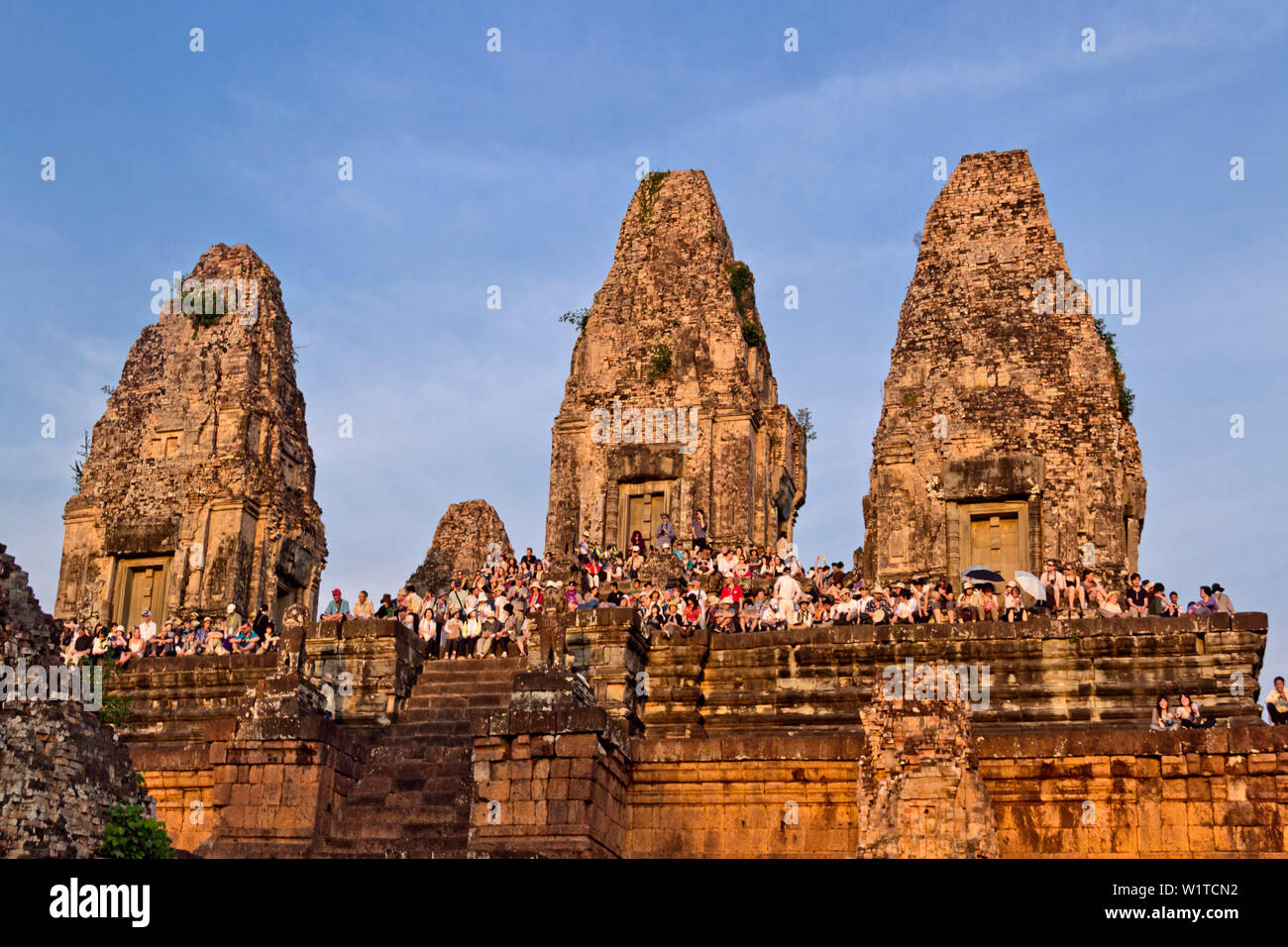 El Templo Pre Rup Al Atardecer Multitud De Turistas Angkor Wat