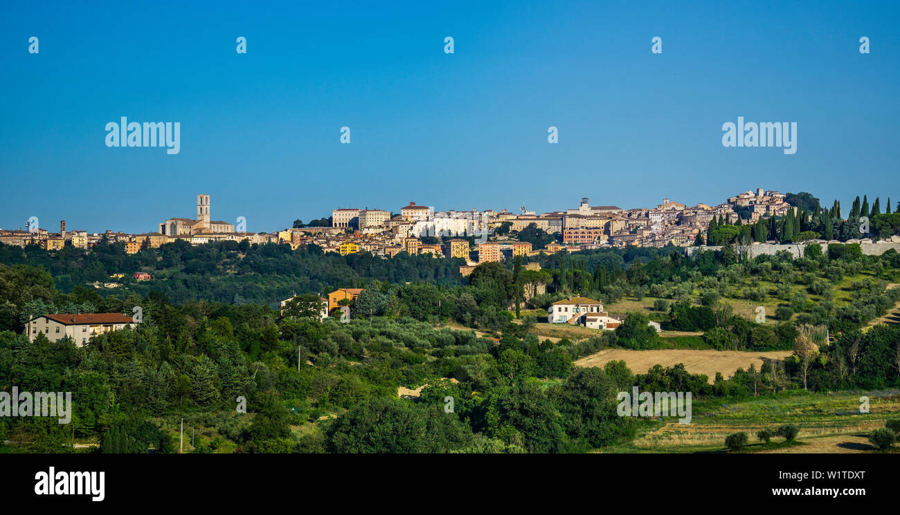 Vista panorámica de la cima de la colina de la ciudad de Perugia, capital de Umbría, con alrededores tranquilos paisajes ondulados, Umbría. Foto de stock