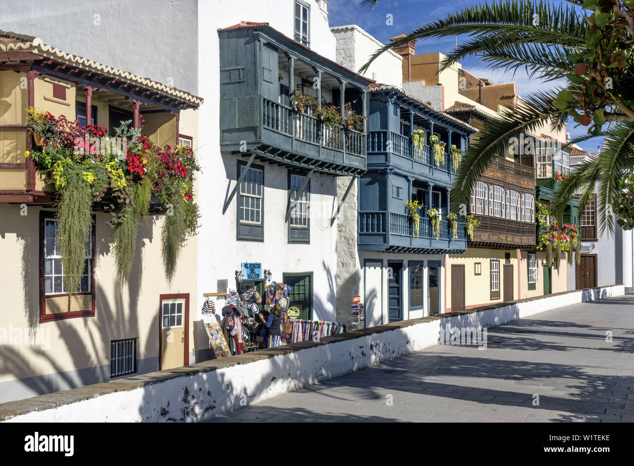 Hilera de casas a lo largo de la Avenida Marítima, balcones de madera con flores, Santa Cruz, Santa Cruz de La Palma, Islas Canarias, España Foto de stock