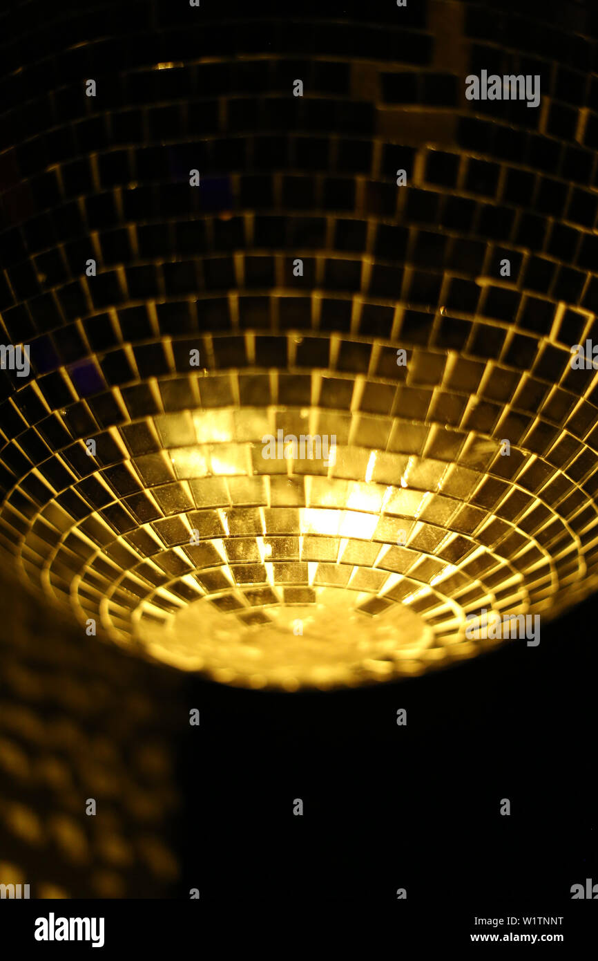 Detalle de una bola de discoteca de oro luz en una discoteca de baile Foto de stock