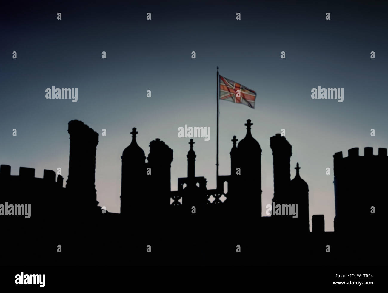 Bandera británica en Hampton Court Palace silueta en Richmond Upon Thames, Londres Foto de stock