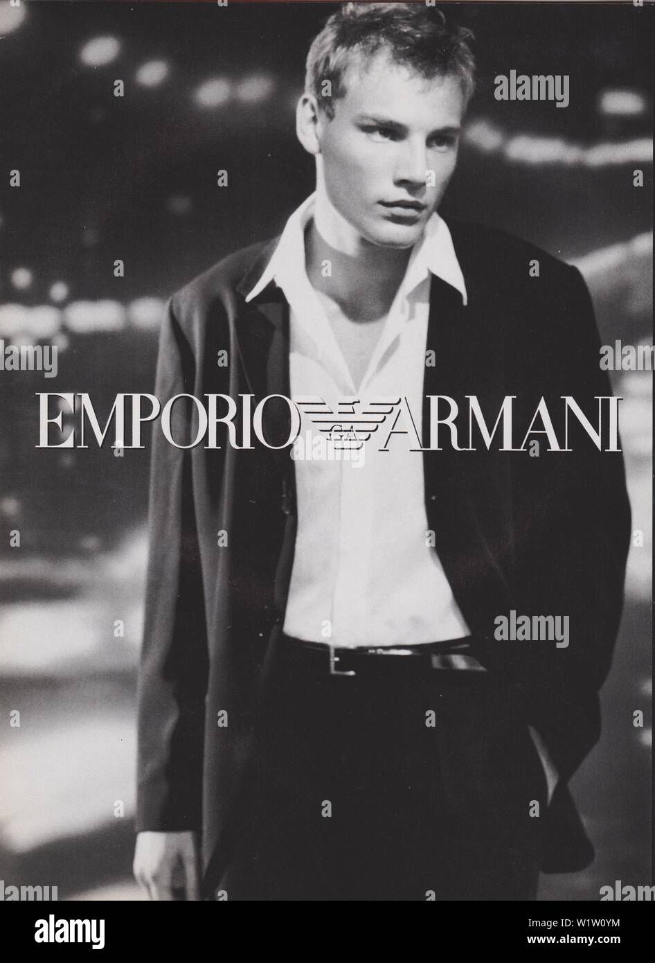 Cartel de publicidad de Emporio Armani de Giorgio Armani modelo masculino  en la revista desde 1998, ningún eslogan, Anuncio Anuncio creativo desde  1990 Fotografía de stock - Alamy