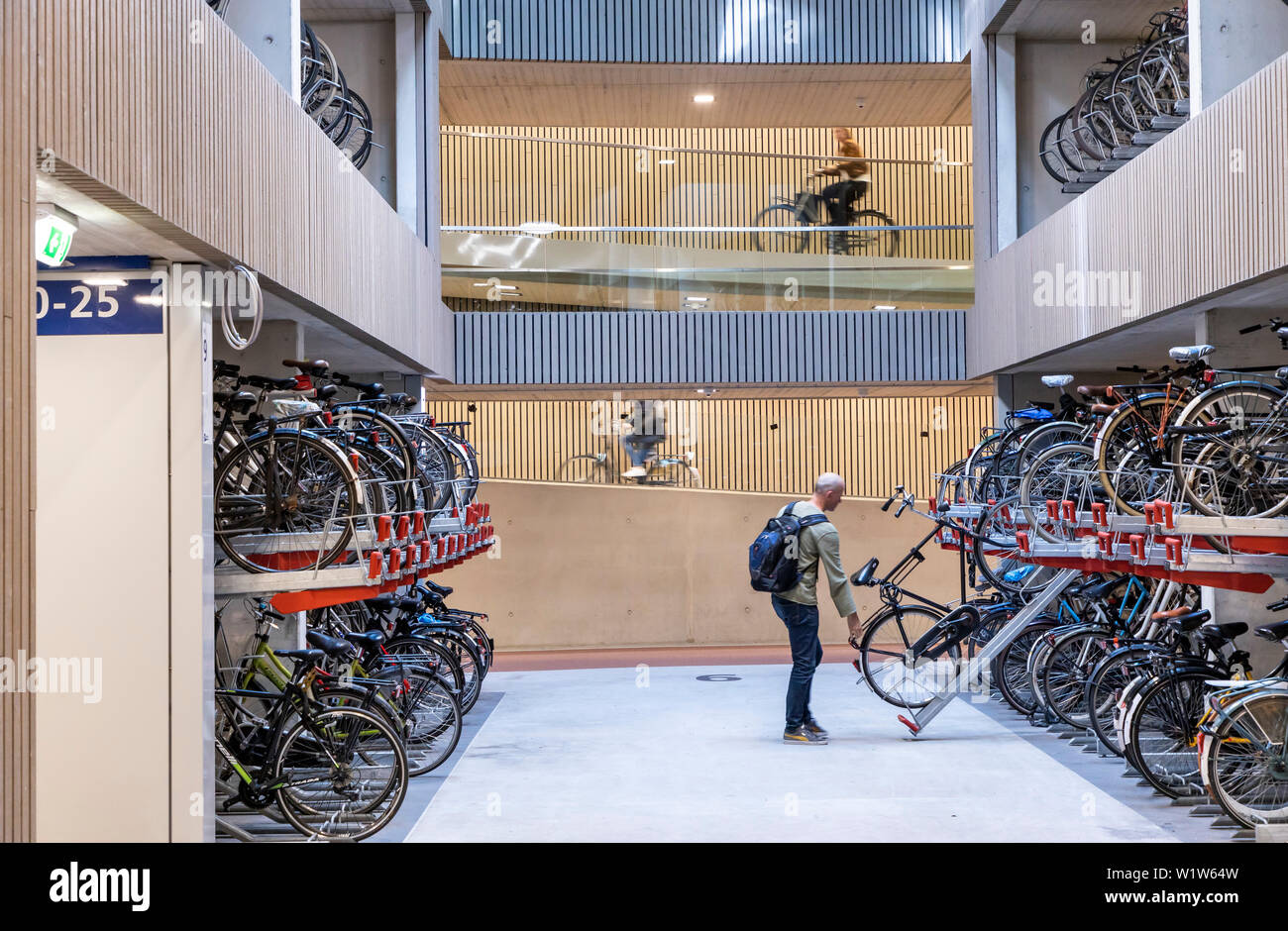 conjunción Mansedumbre Humanista Parking de bicicletas en Utrecht, los Países Bajos, con más de 13.000  plazas de aparcamiento, el mayor garaje para bicicletas en el mundo, en la  central Fotografía de stock - Alamy