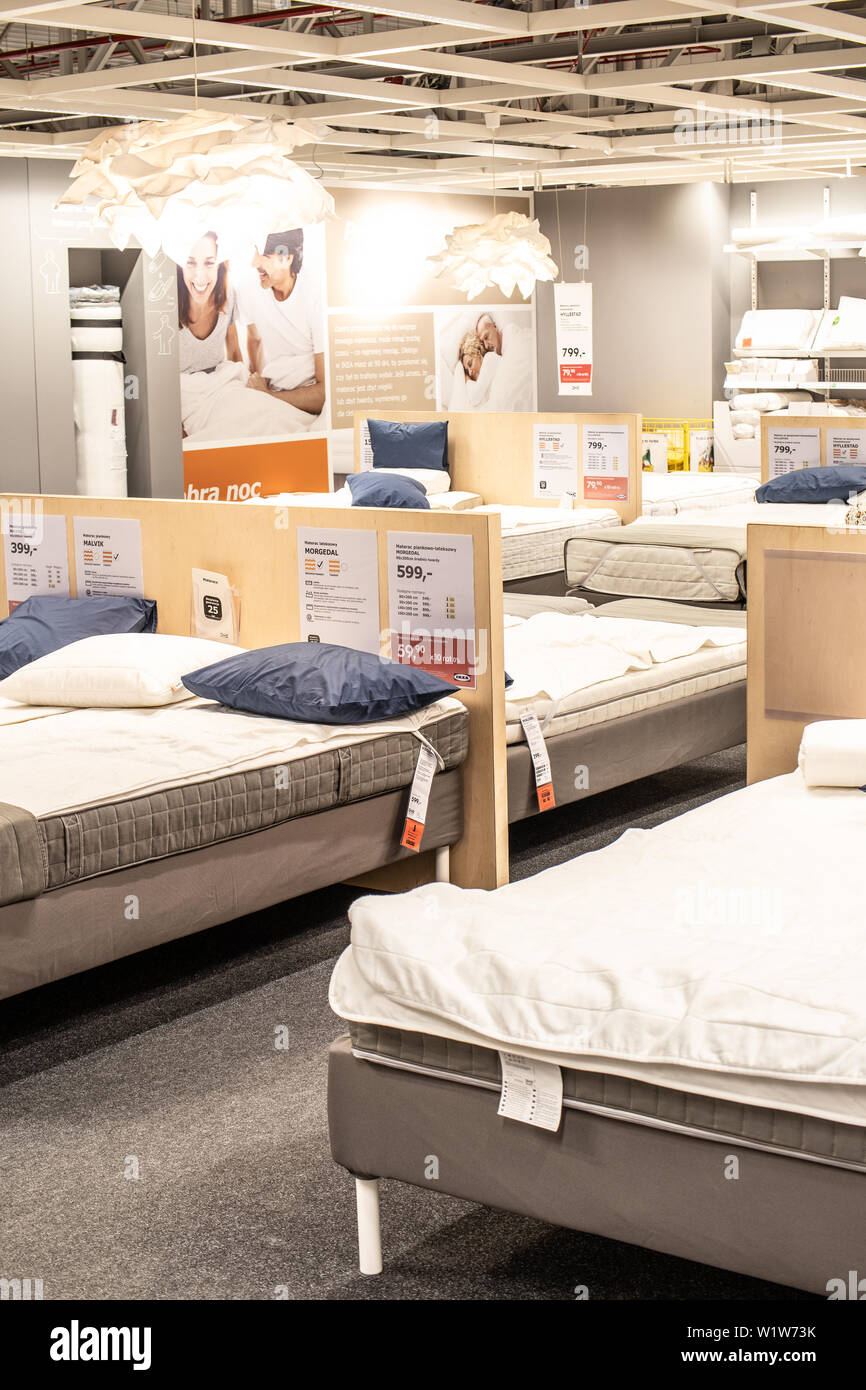 Lodz, Polonia, Jan 2019 exposición interior tienda IKEA. Cama en dormitorio  moderno. IKEA vende listo para ensamblar muebles, electrodomésticos,  accesorios para el hogar Fotografía de stock - Alamy