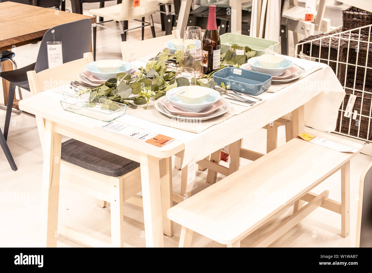 Lodz, Polonia, Jan 2019 exposición interior tienda IKEA. moderna mesa de  comedor, sillas, vajilla. IKEA vende listo para ensamblar muebles,  accesorios para el hogar Fotografía de stock - Alamy