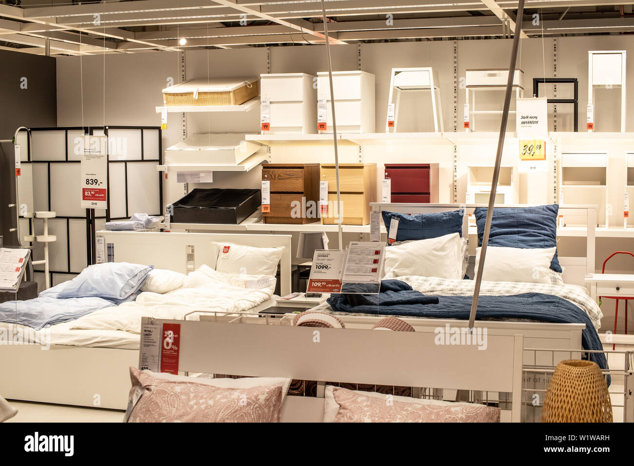 Lodz, Polonia, Jan 2019 exposición interior tienda IKEA. Cama en dormitorio  moderno. IKEA vende listo para ensamblar muebles, electrodomésticos,  accesorios para el hogar Fotografía de stock - Alamy