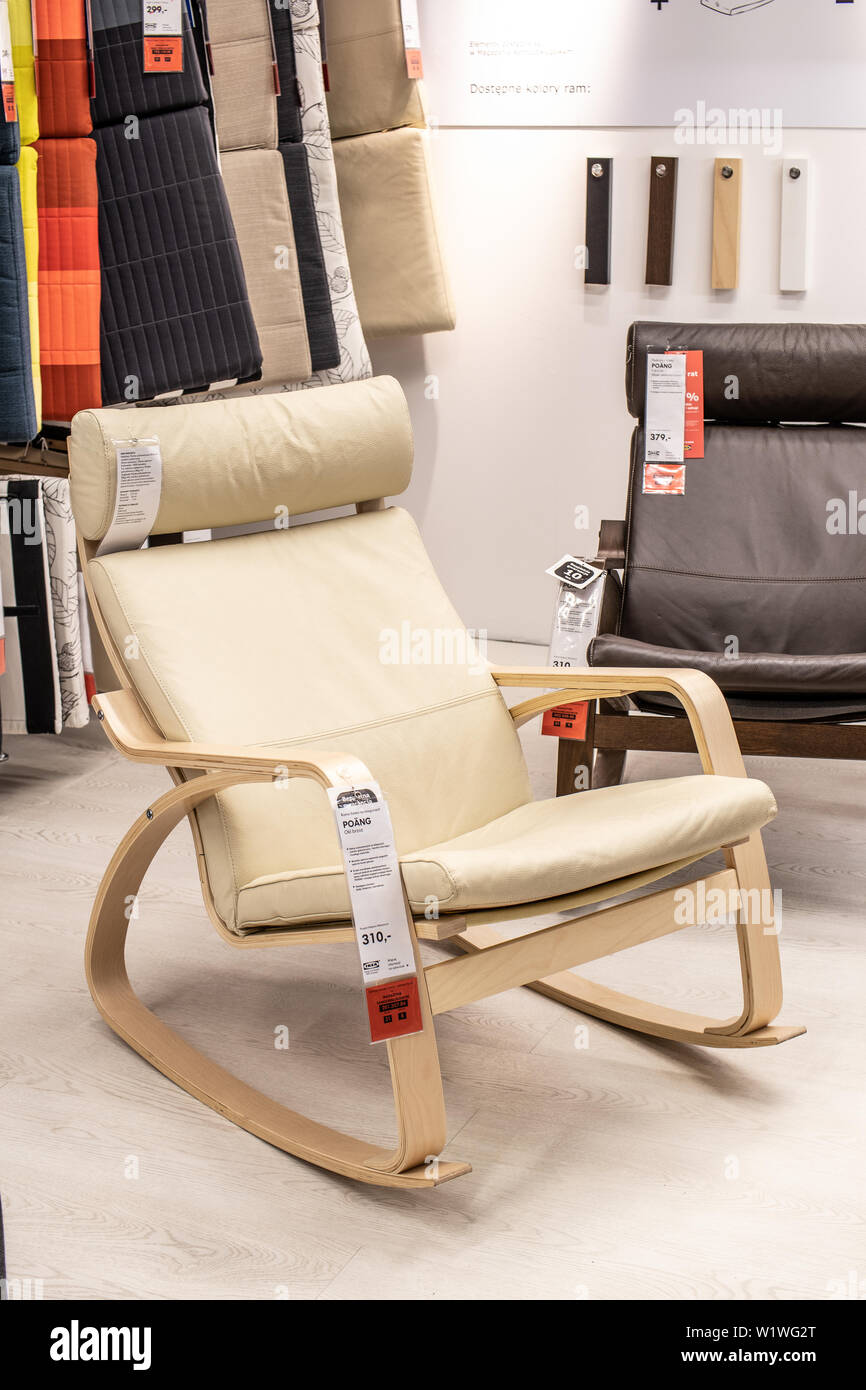 Lodz, Polonia, Jan 2019 exposición interior tienda IKEA modernas Sillas  Sillones Sofás IKEA vende listo para ensamblar muebles electrodomésticos  accesorios para el hogar Fotografía de stock - Alamy