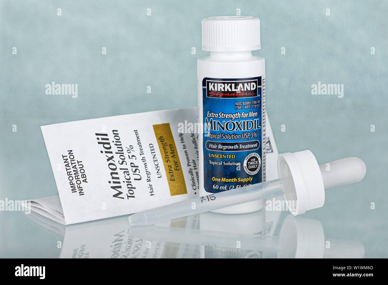 Minoxidil 5% solución tópica botella del tratamiento, el vello Fotografía  de stock - Alamy