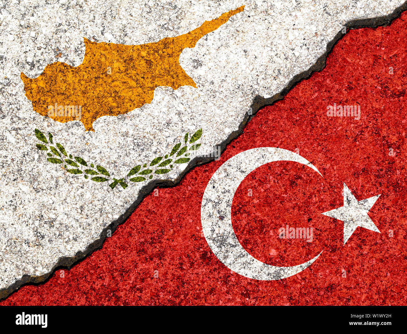 Banderas de Turquía y Chipre pintados en la pared agrietada de fondo/Turquía frente al conflicto de Chipre concepto Foto de stock