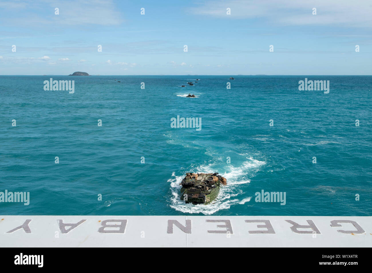 190702-N-DX072-1048 MAR DEL CORAL (2 de julio de 2019) asalto vehículos anfibios (AAV), asignado a la 31ª Unidad Expedicionaria de los Infantes de Marina (MEU), acercarse al bien cubierta del buque anfibio de transporte dock USS Green Bay (LPD 20). Green Bay, parte de las WASP Amphibious Ready Group, inició con 31 MEU, está operando en la región del Indo-Pacífico para mejorar la interoperabilidad con los socios y servir como fuerza de respuesta preparada para cualquier tipo de contingencia, al mismo tiempo que proporciona un mecanismo flexible y letal de la fuerza de respuesta de crisis listo para realizar una amplia gama de operaciones militares. (Ee.Uu. Navy photo by Mass Comm Foto de stock