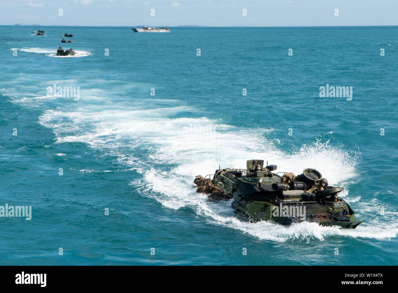 190702-N-DX072-1075 MAR DEL CORAL (2 de julio de 2019) Landing Craft, utilidad (LCU) 1666, asignado a la unidad de playa navales (NBU) 7, mantiene como vehículos anfibios de asalto (AAV), asignado a la 31ª Unidad Expedicionaria de los Infantes de Marina (MEU), acercarse al bien cubierta del buque anfibio de transporte dock USS Green Bay (LPD 20). Green Bay, parte de las WASP Amphibious Ready Group, inició con 31 MEU, está operando en la región del Indo-Pacífico para mejorar la interoperabilidad con los socios y servir como fuerza de respuesta preparada para cualquier tipo de contingencia, al mismo tiempo que proporciona un mecanismo flexible y letal para la respuesta a la crisis Foto de stock