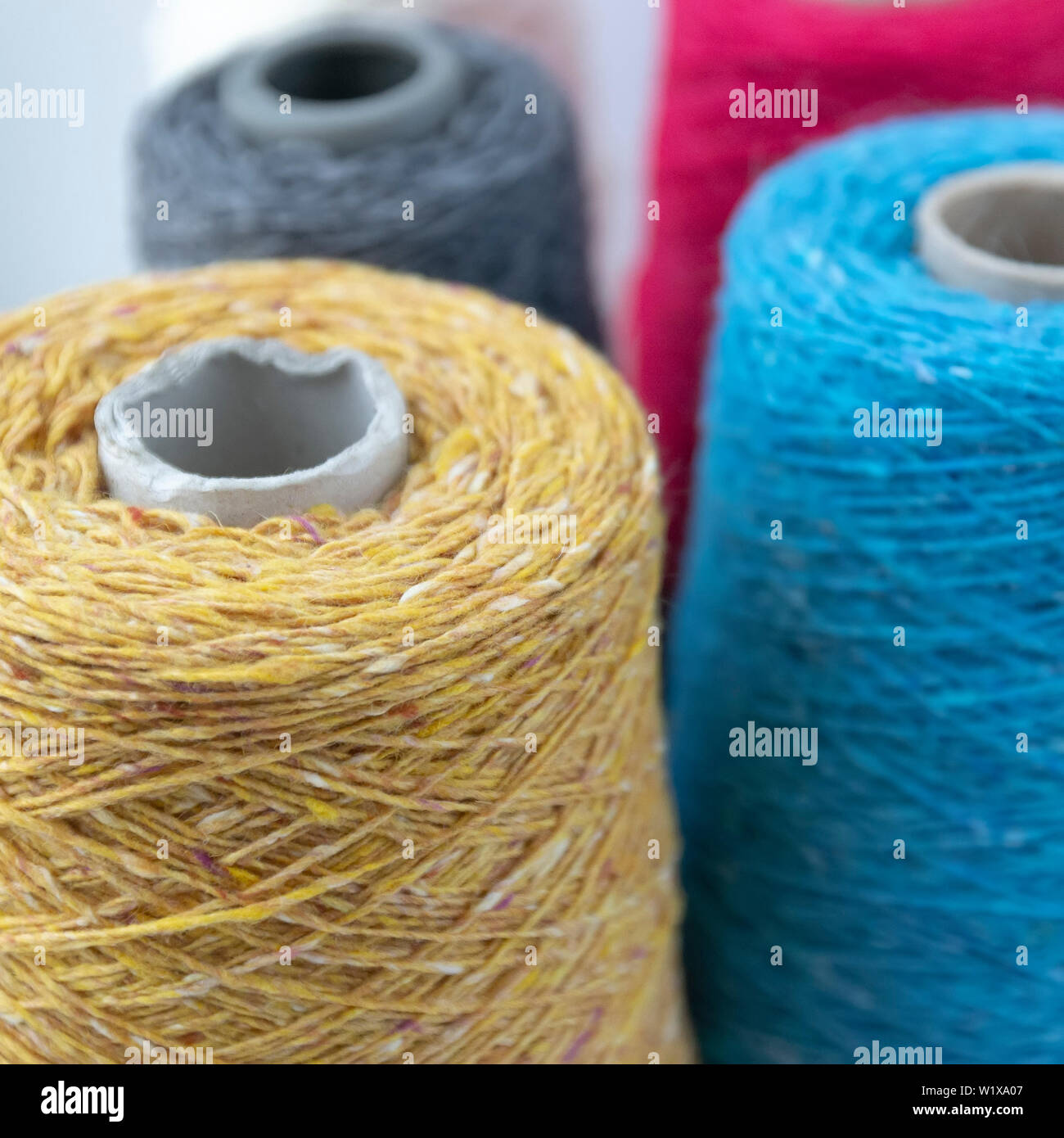 Bobinas de múltiples colores de hilados de lana para tejer a mano y a  máquina Fotografía de stock - Alamy