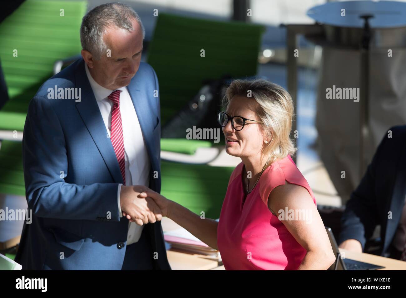 Dresden, Alemania. 04 Julio, 2019. Barbara Klepsch, Ministro de Asuntos Sociales de Sajonia, acoge a Thomas Schmidt (CDU), Ministro de Agricultura de Sajonia, en la sesión plenaria en el Parlamento del Estado de Sajonia. En la última sesión antes de las elecciones estatales, los diputados debatirán, entre otras cosas, las conclusiones de la comisión investigadora de NSU y las consecuencias de la Landesbank quiebra hace doce años. Crédito: Sebastian Kahnert/dpa-Zentralbild/dpa/Alamy Live News Foto de stock