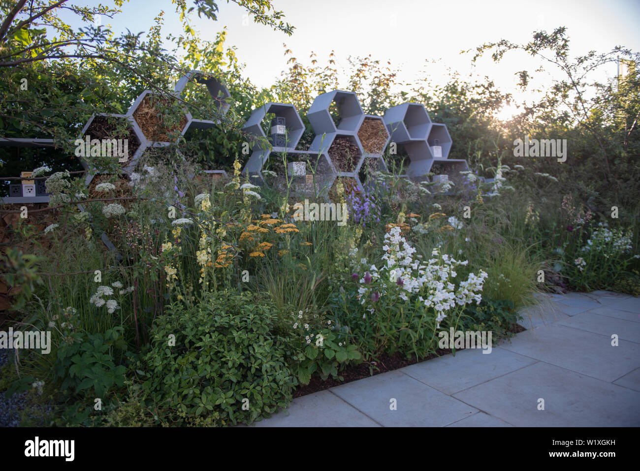 El polinizador Urban Garden fusiona diseño, función y valores favorables a la vida silvestre. Se centra en las plantas que alientan a los polinizadores, especialmente las abejas. Foto de stock