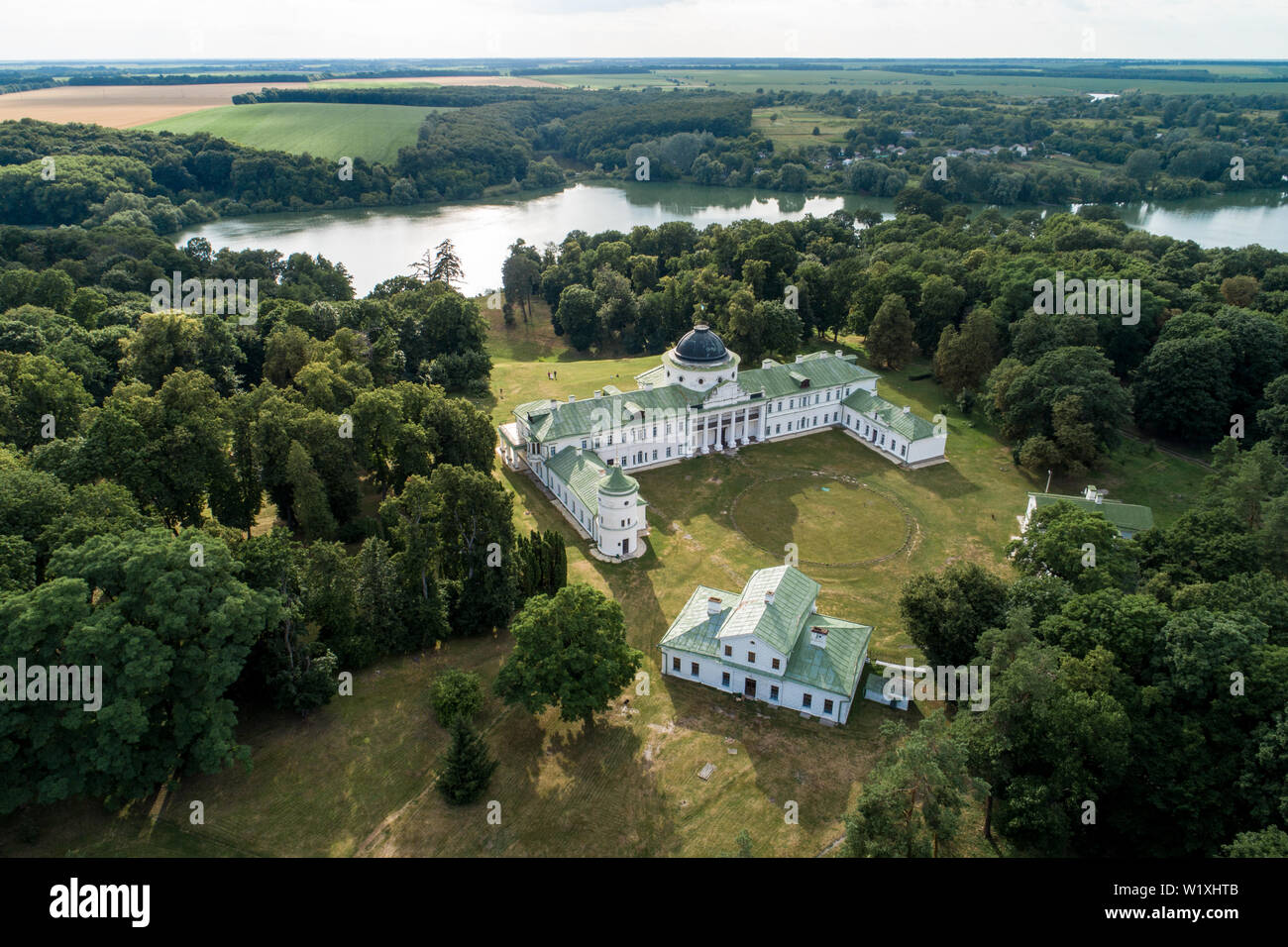 Vista aérea de Kachanivka verano (Kachanovka) reserva natural nacional, ex Tarnovskies Estate, popular destino turístico en la región de Chernihiv, UKR Foto de stock