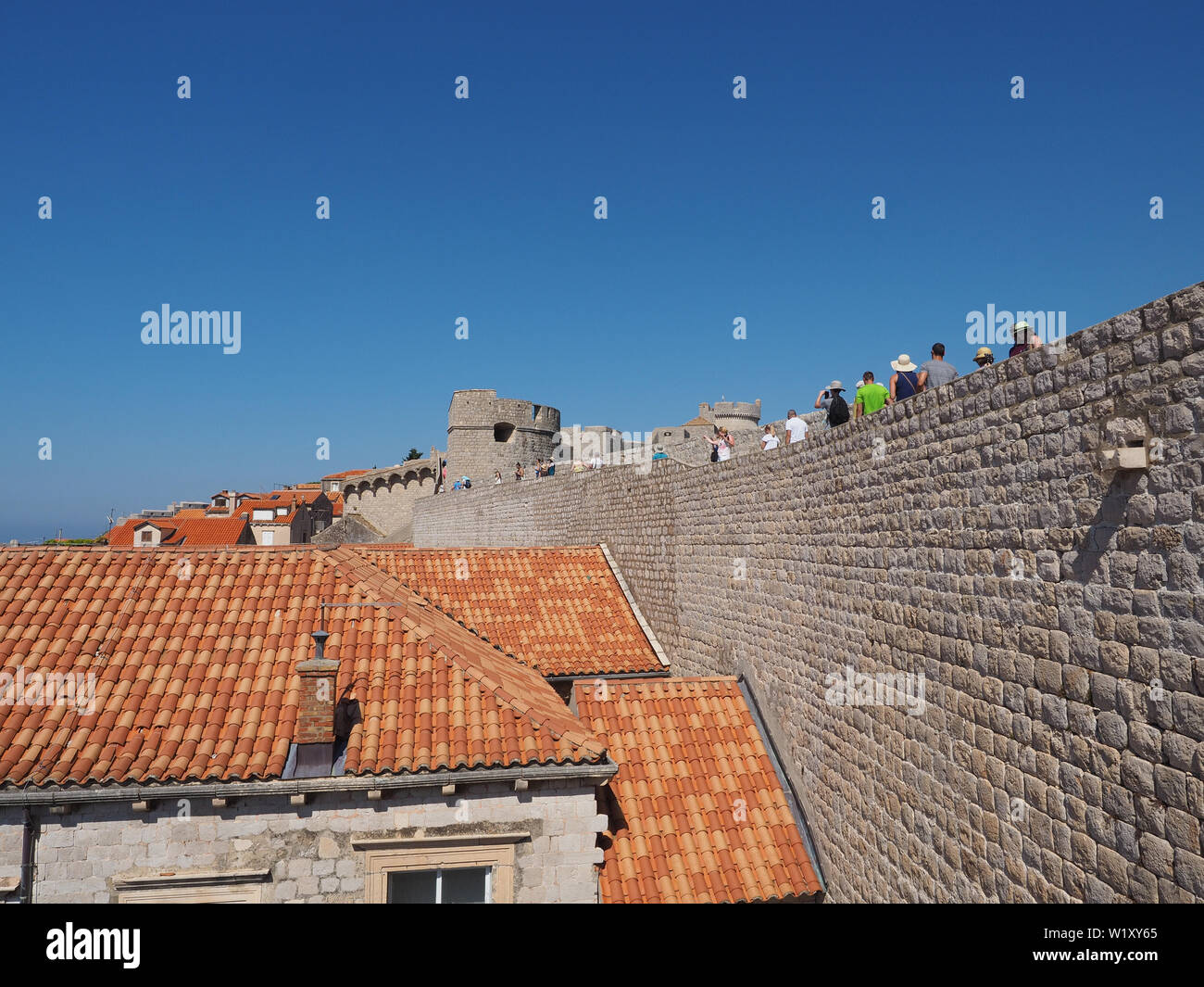 Caminando por las murallas de Dubrovnik. Foto de stock
