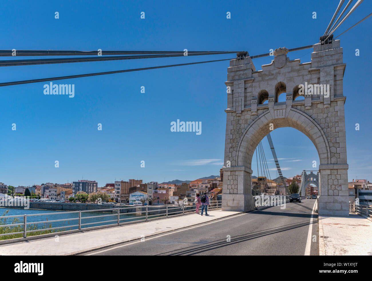 Puente Colgante aka Pont Penjant Amposta Amposta, puente colgante sobre el río Ebro en Amposta, Cataluña, España Foto de stock